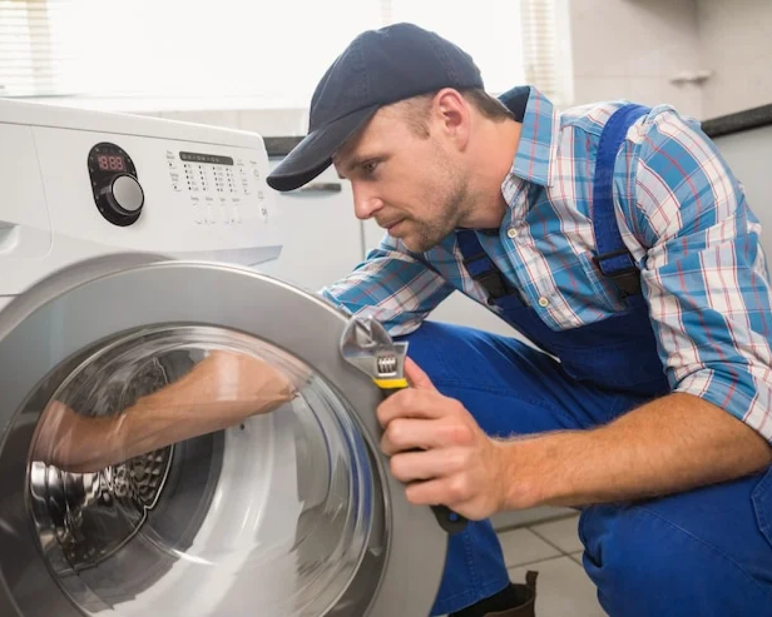 handyman-fixing-washing-machine.png