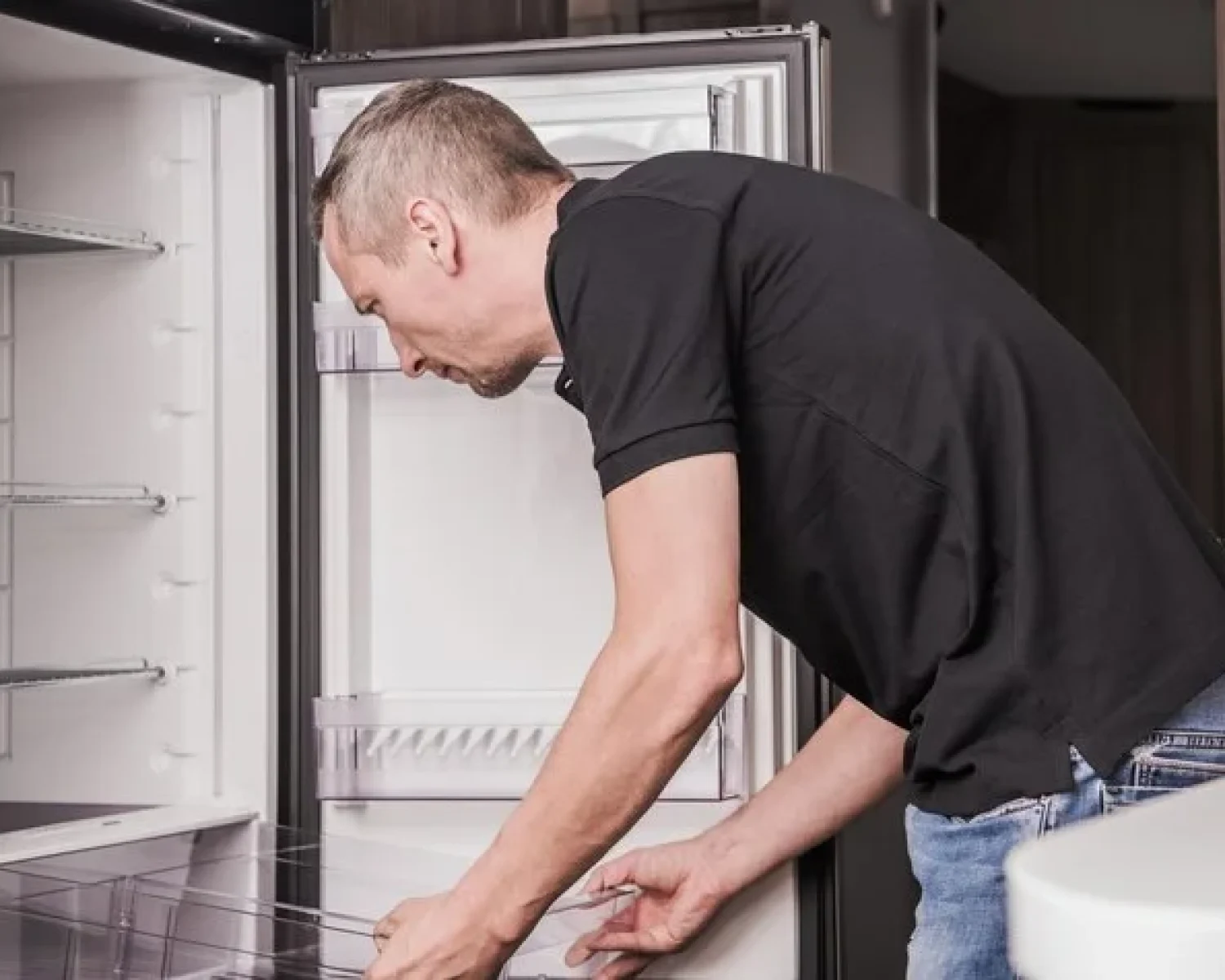 repairing-rv-refrigerator_1426-1.webp